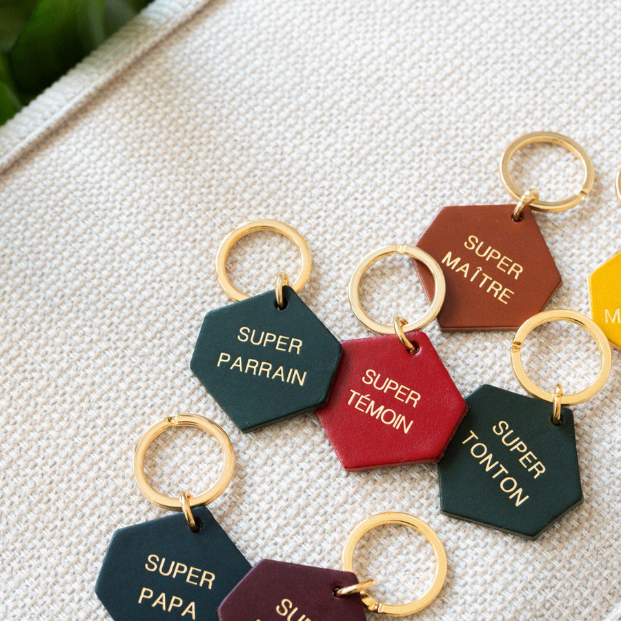 Porte-clé en cuir avec gravure personnalisée, vue de près.