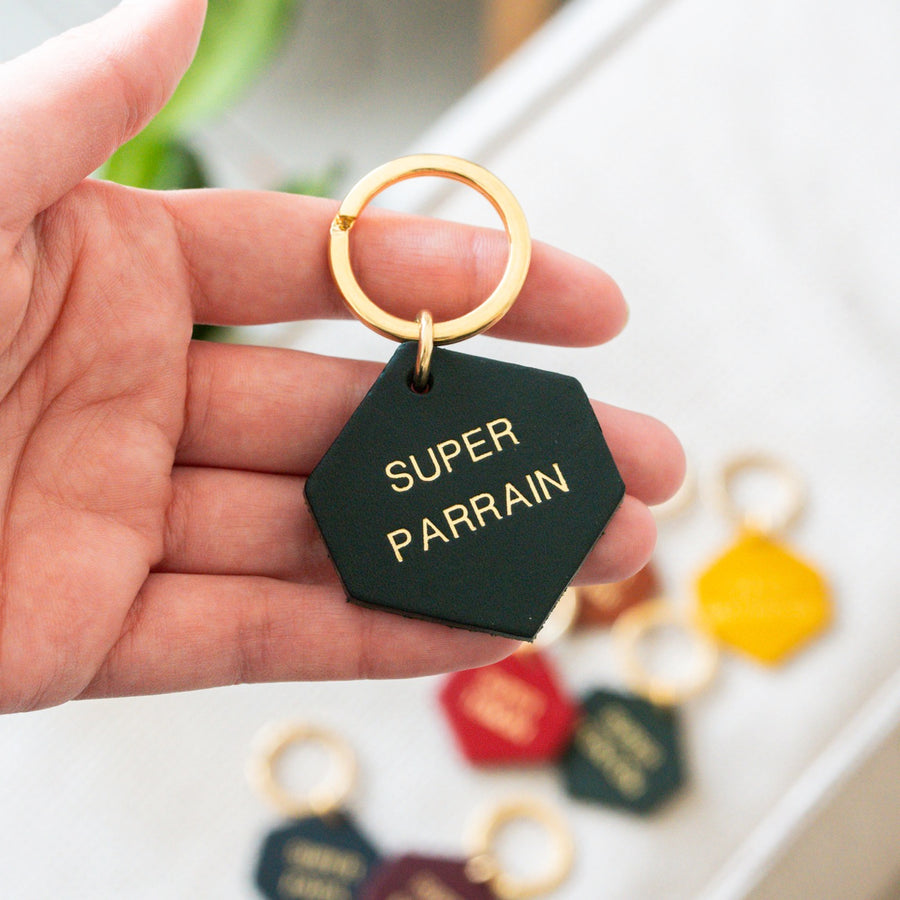 Porte-clé en cuir avec gravure personnalisée, vue de côté.