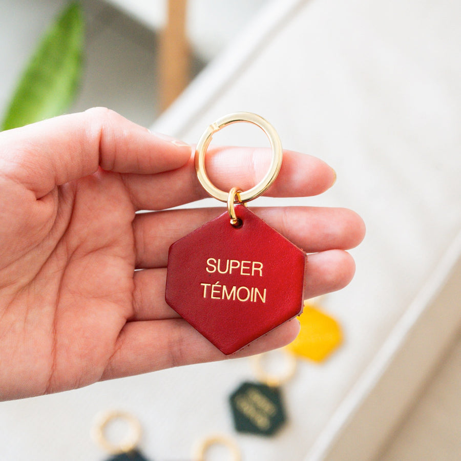 Porte-clé en cuir avec gravure personnalisée, vue de près.