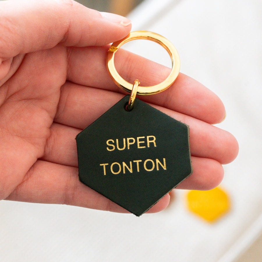 Porte-clé en cuir avec gravure personnalisée, vue de près.