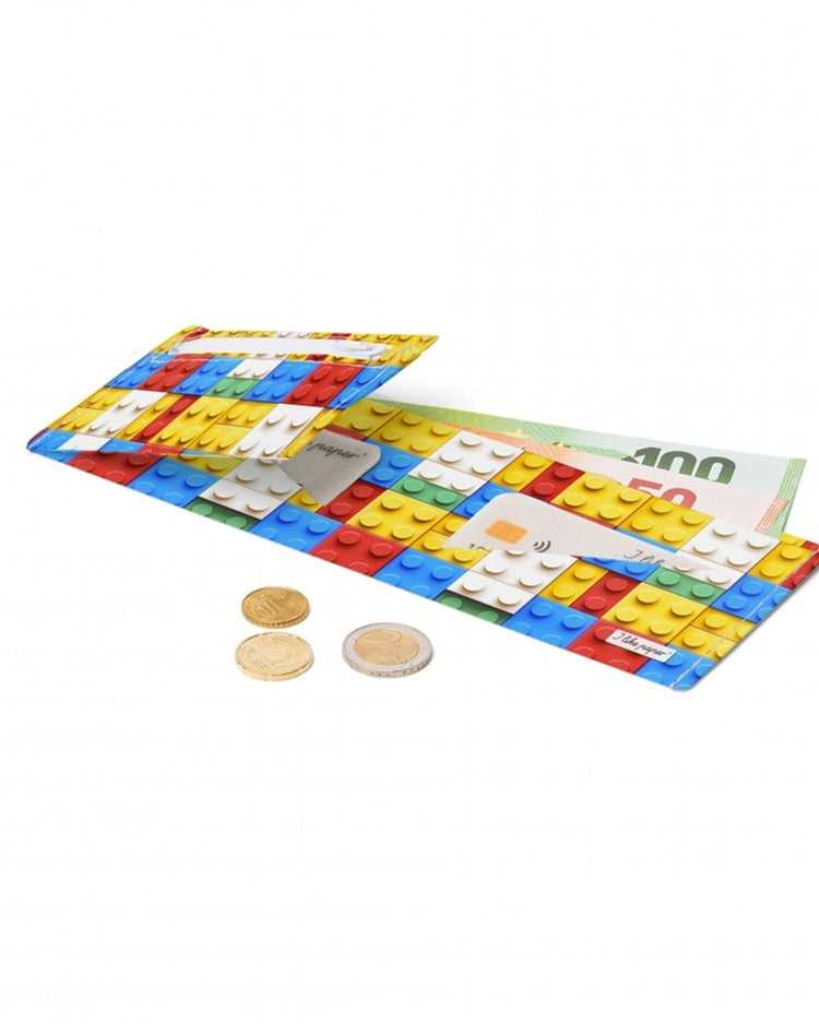 Portefeuille en carton avec motif Lego coloré et texture unique.