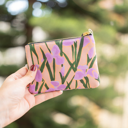 Pochette Iris vue de dessus avec texture en tissu coloré.