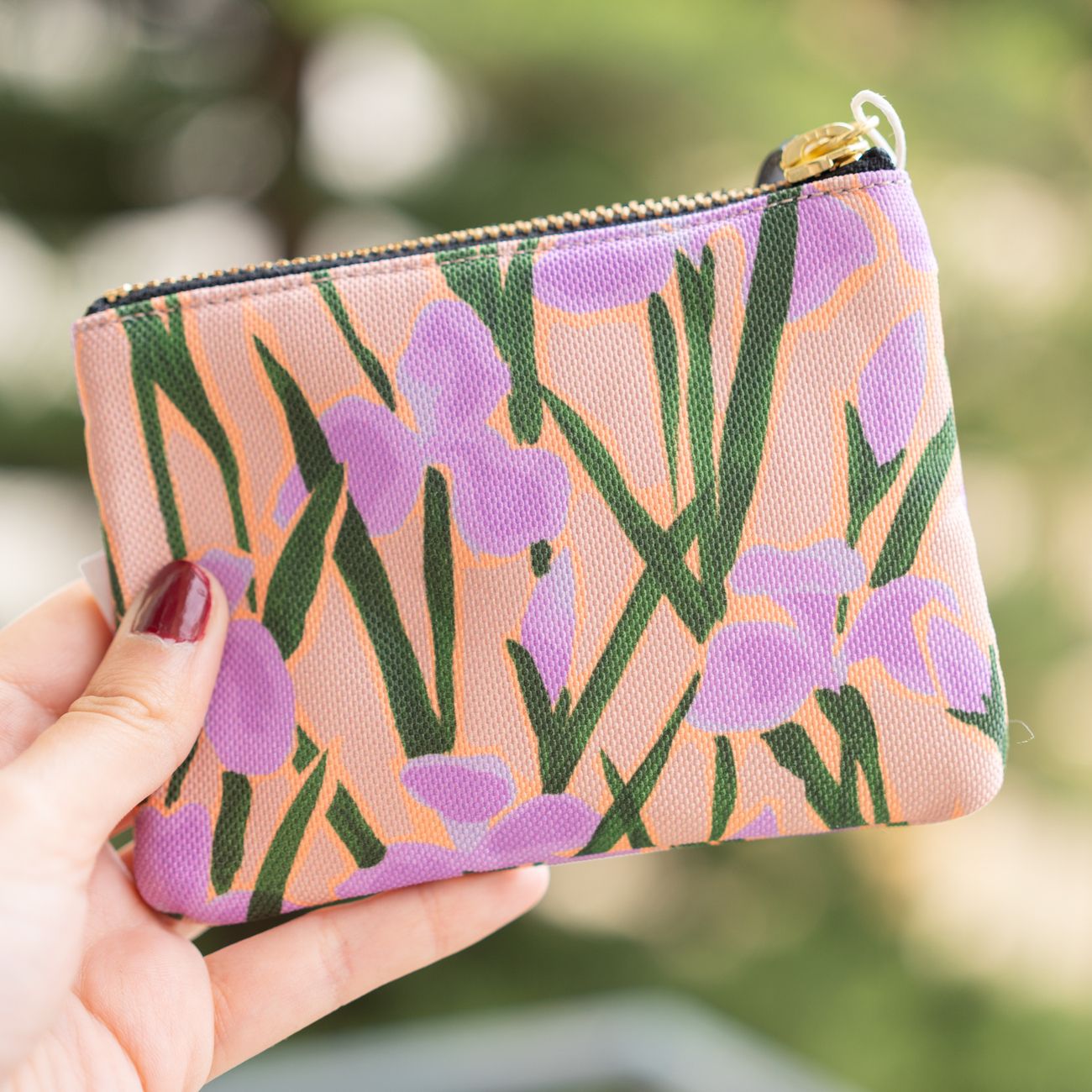 Pochette Iris avec motif floral sur fond clair