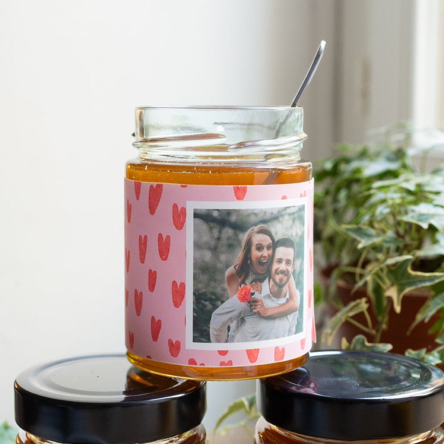 Pot de miel personnalisé avec étiquette décorative en gros plan.