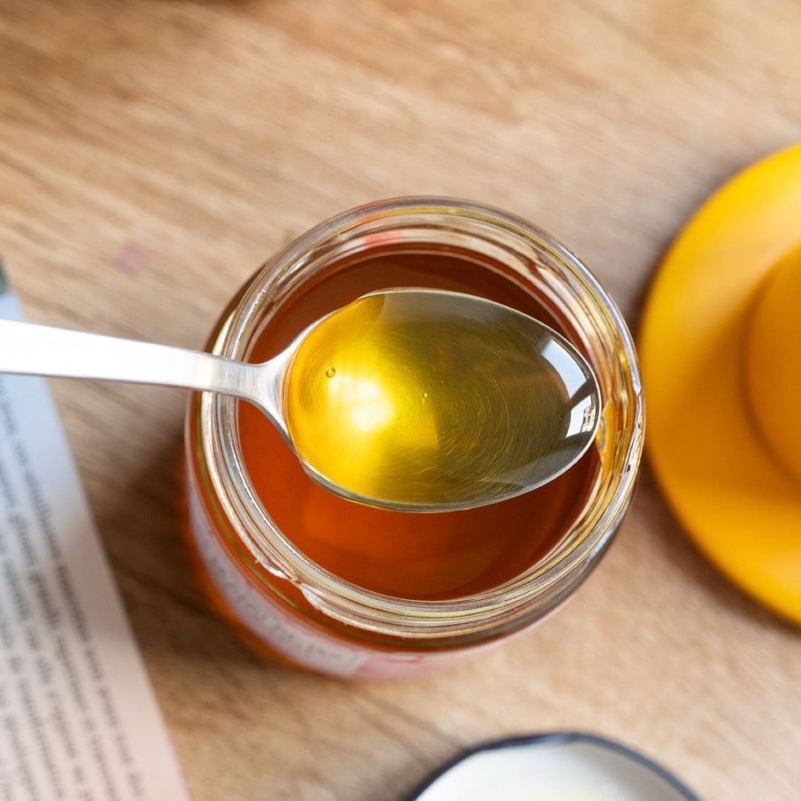 Pot de miel personnalisé avec étiquette décorative en gros plan.