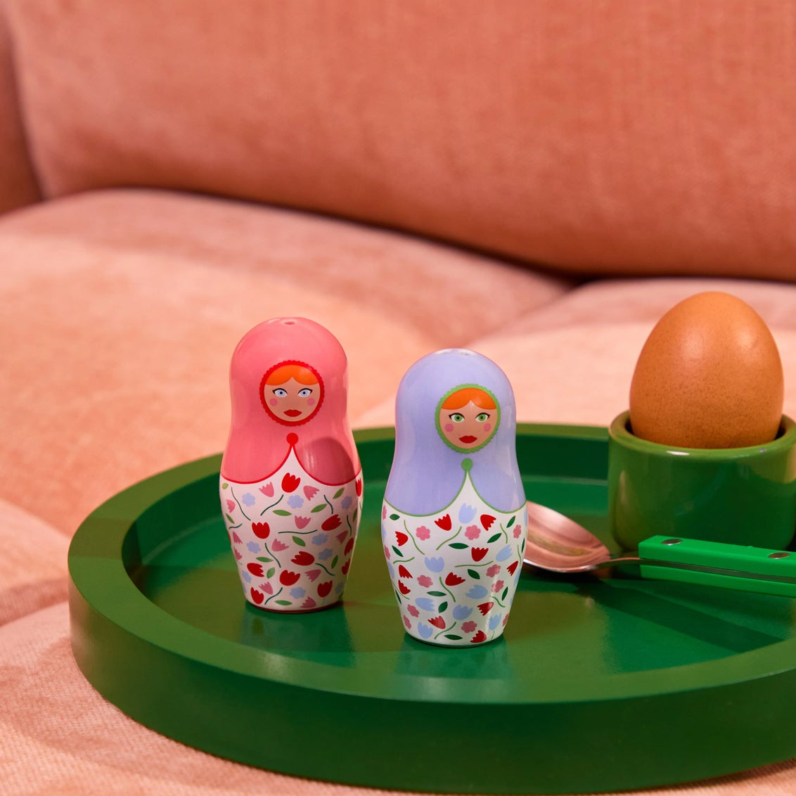 Salière et poivrière en céramique, motif poupées russes colorées