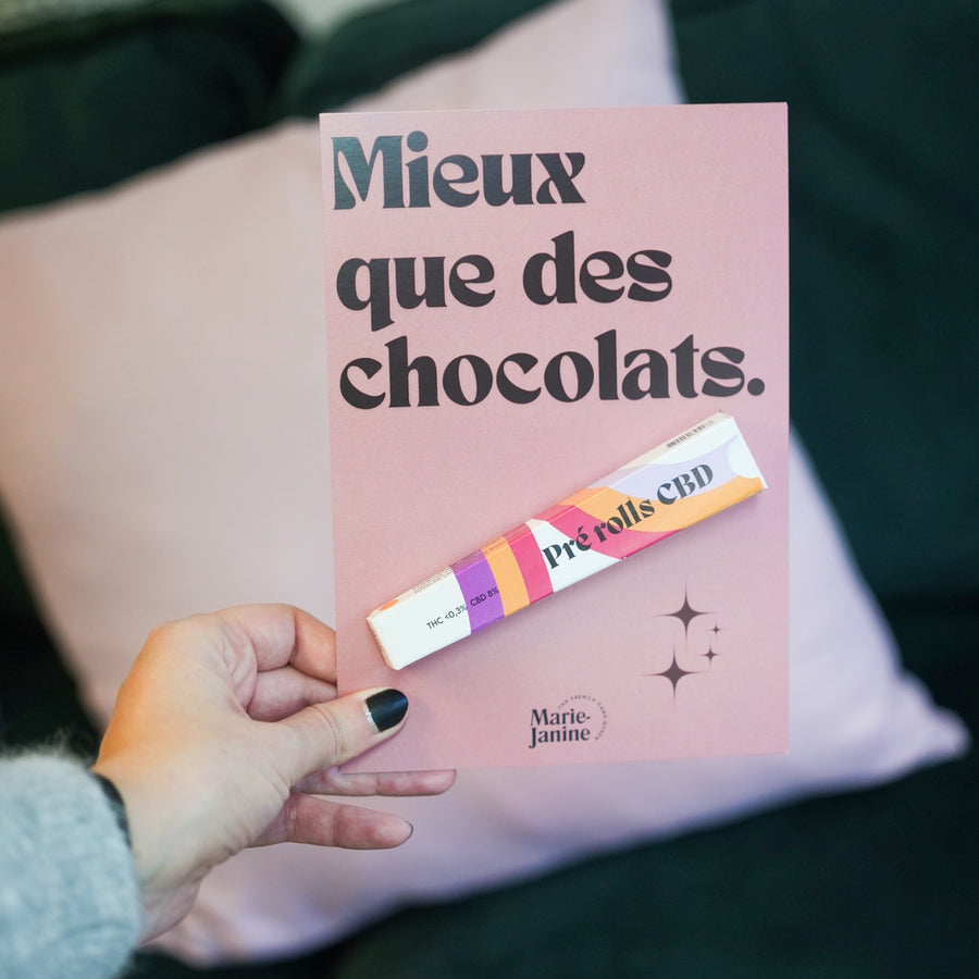 Pré-roll CBD sur fond blanc, avec texture de papier naturel.