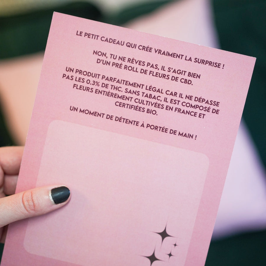 Pré-roll CBD sur fond clair, avec texture de papier naturel.