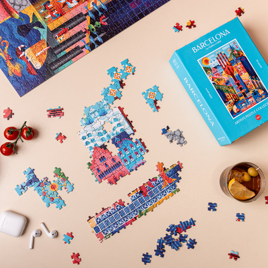 Puzzle de Barcelone avec motifs architecturaux colorés.