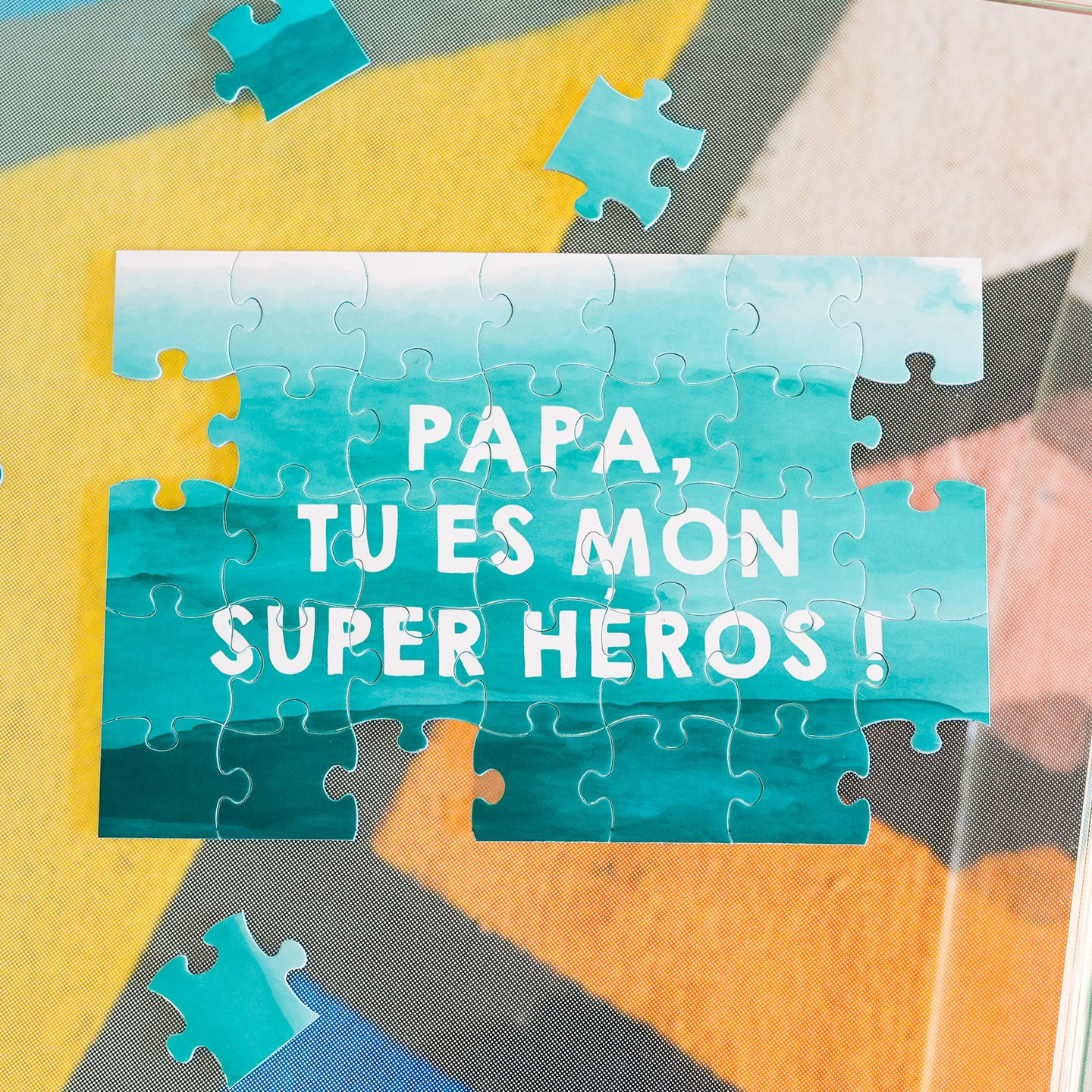Puzzle coloré avec le message pour papa en gros caractères