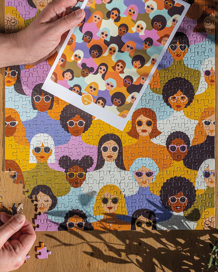 Puzzle de 500 pièces représentant des femmes diverses.
