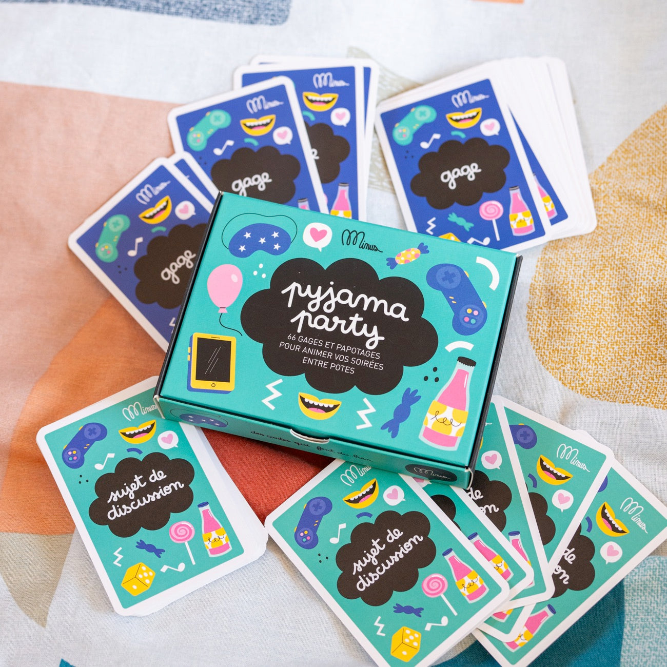 Pyjama Party, jeu de société avec cartes colorées en gros plan.