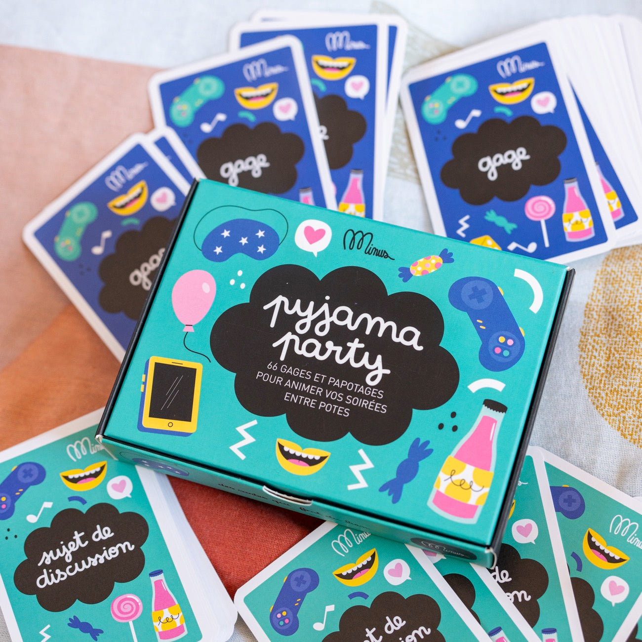 Pyjama Party, jeu de société avec cartes colorées en gros plan.