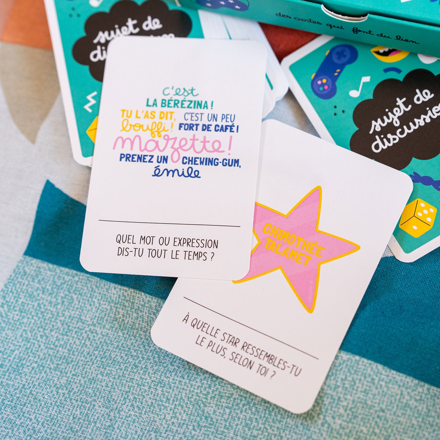 Pyjama Party, jeu de société avec cartes colorées en gros plan.