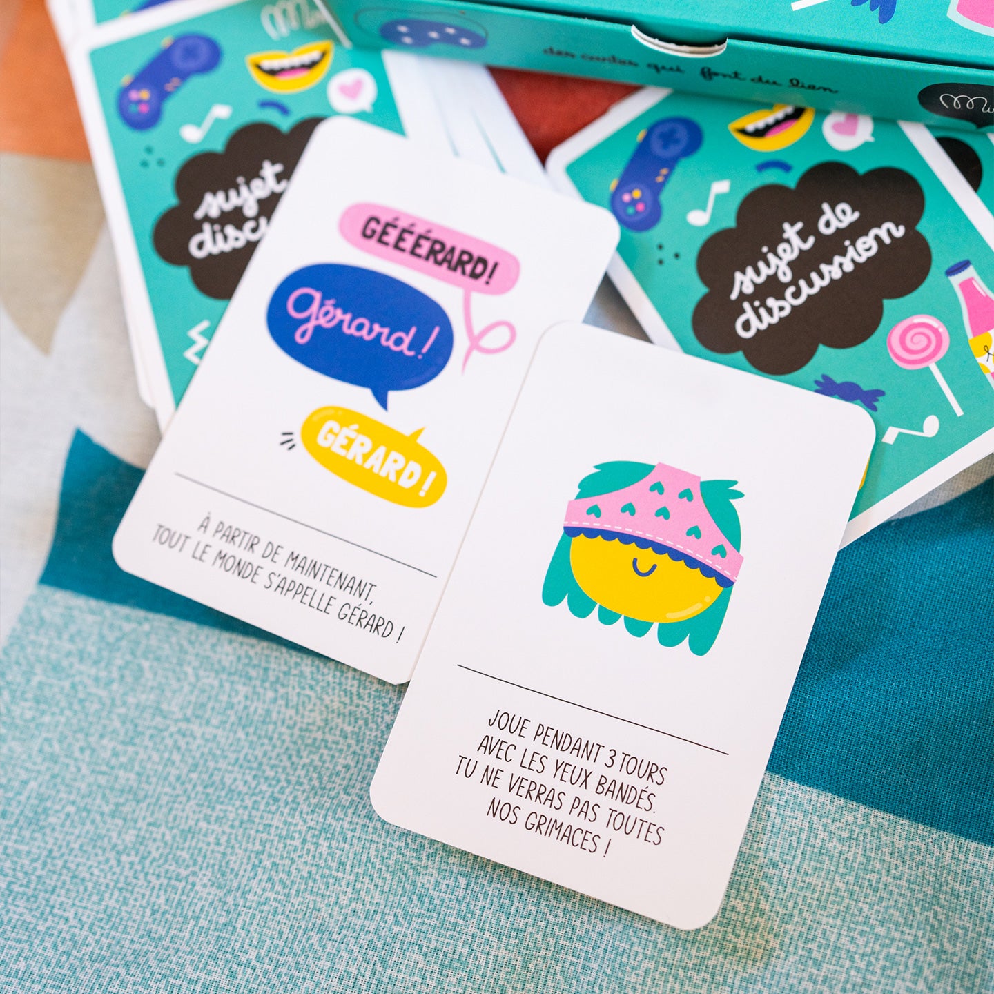 Pyjama Party, jeu de société avec cartes colorées en gros plan.