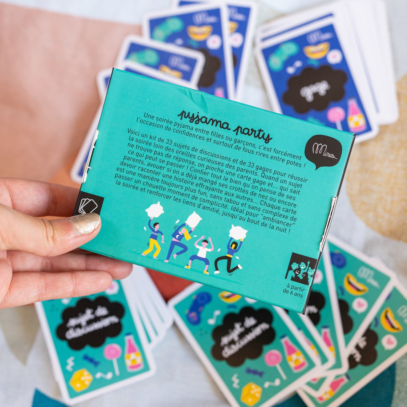 Pyjama Party, jeu de société avec cartes colorées en gros plan.
