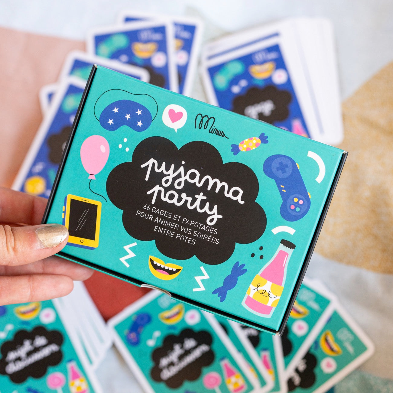 Pyjama Party, jeu de société avec cartes colorées en gros plan.