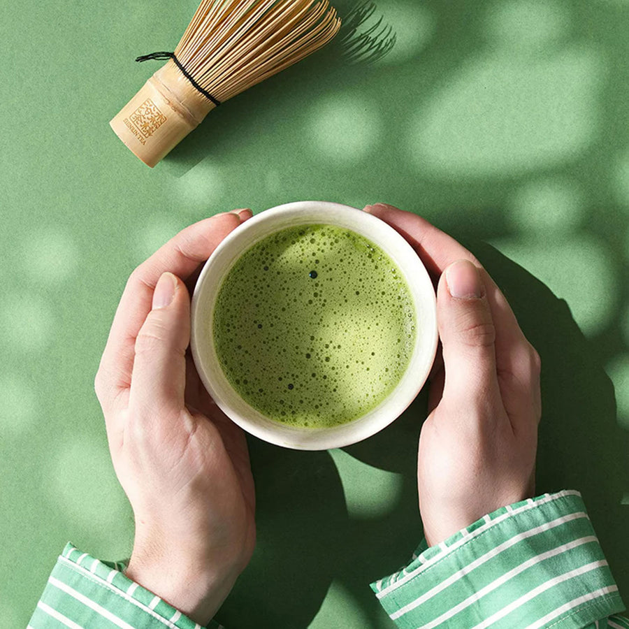 Sachet de matcha bio avec un design épuré et moderne.