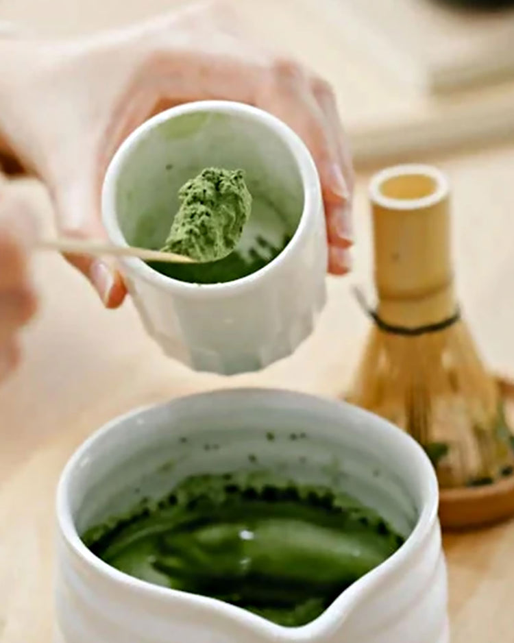 Sachet de matcha bio avec une texture lisse et brillante.