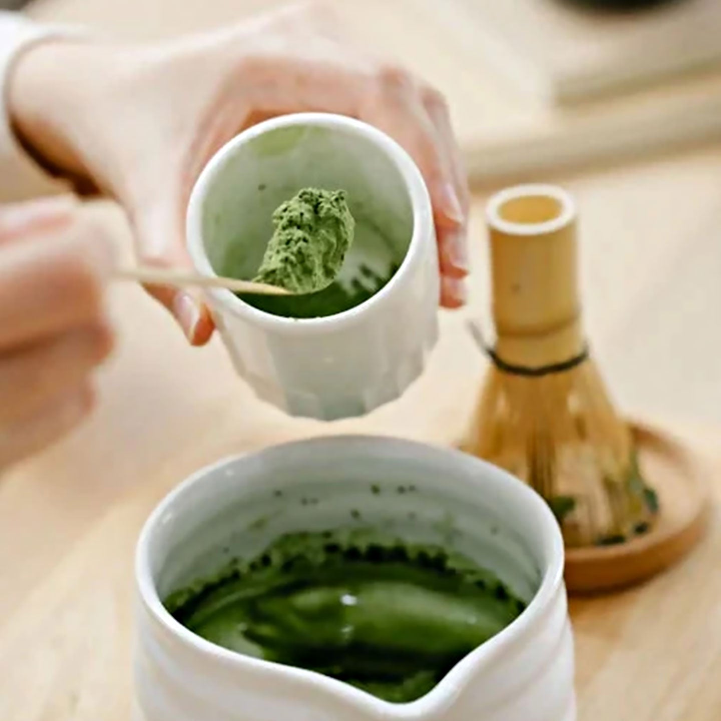 Sachet de matcha bio avec une texture lisse et brillante.
