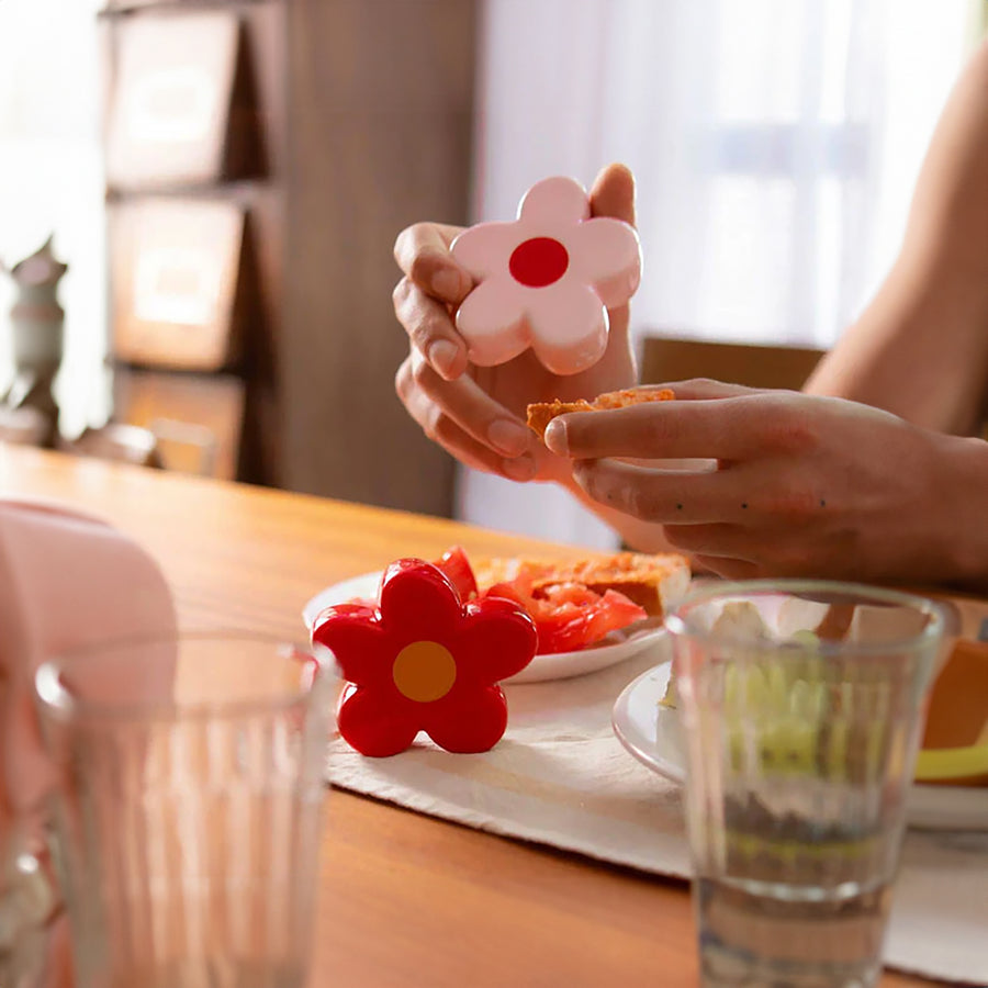 Salière et poivrière en céramique, motif floral en détail.