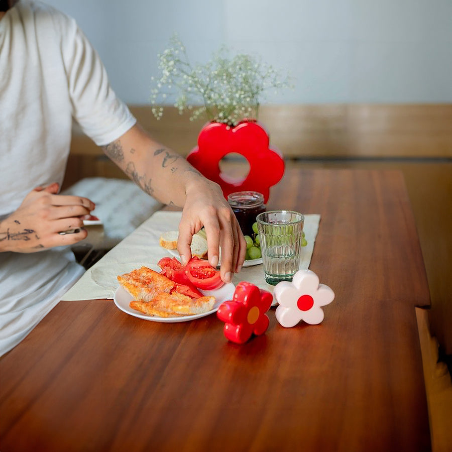 Salière et poivrière en céramique, motif floral coloré.