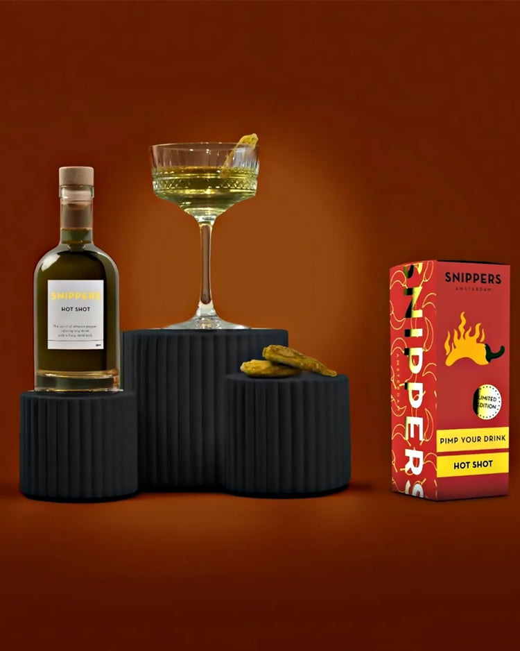 Bouteille de boisson épicée avec étiquette colorée