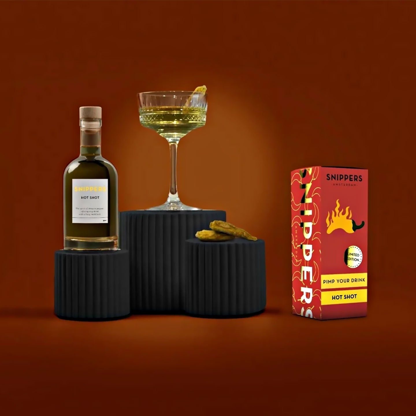 Bouteille de boisson épicée avec étiquette colorée