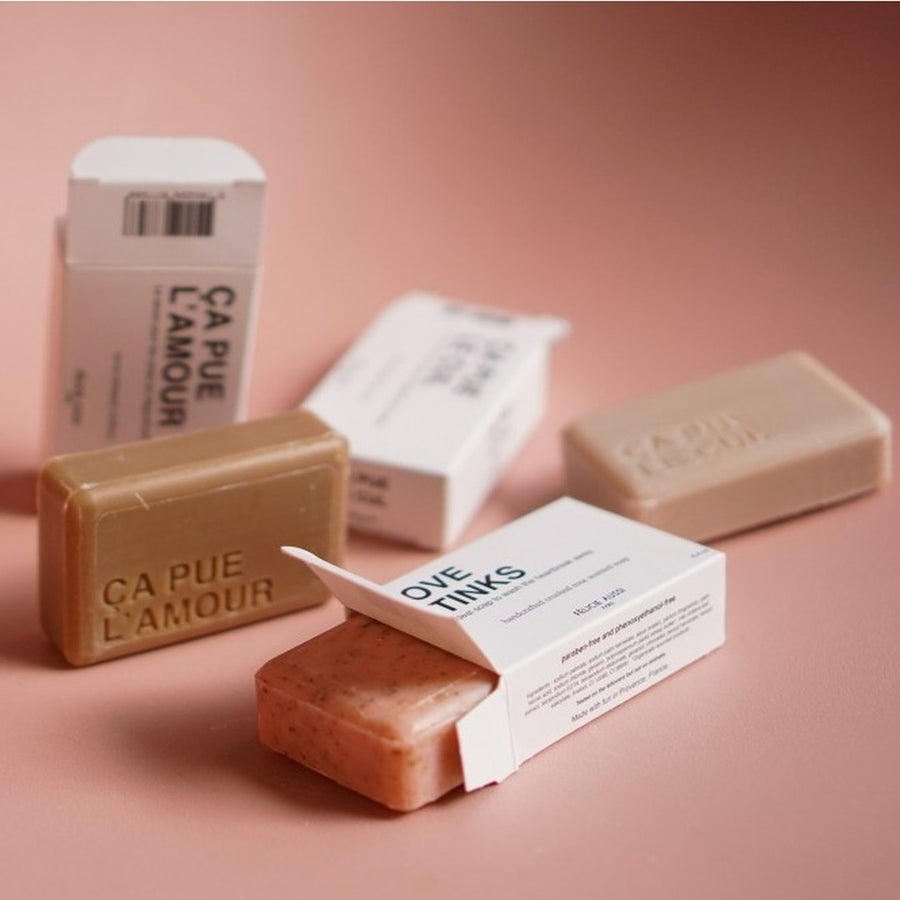 Savon artisanal en forme de cœur avec texture mielleuse