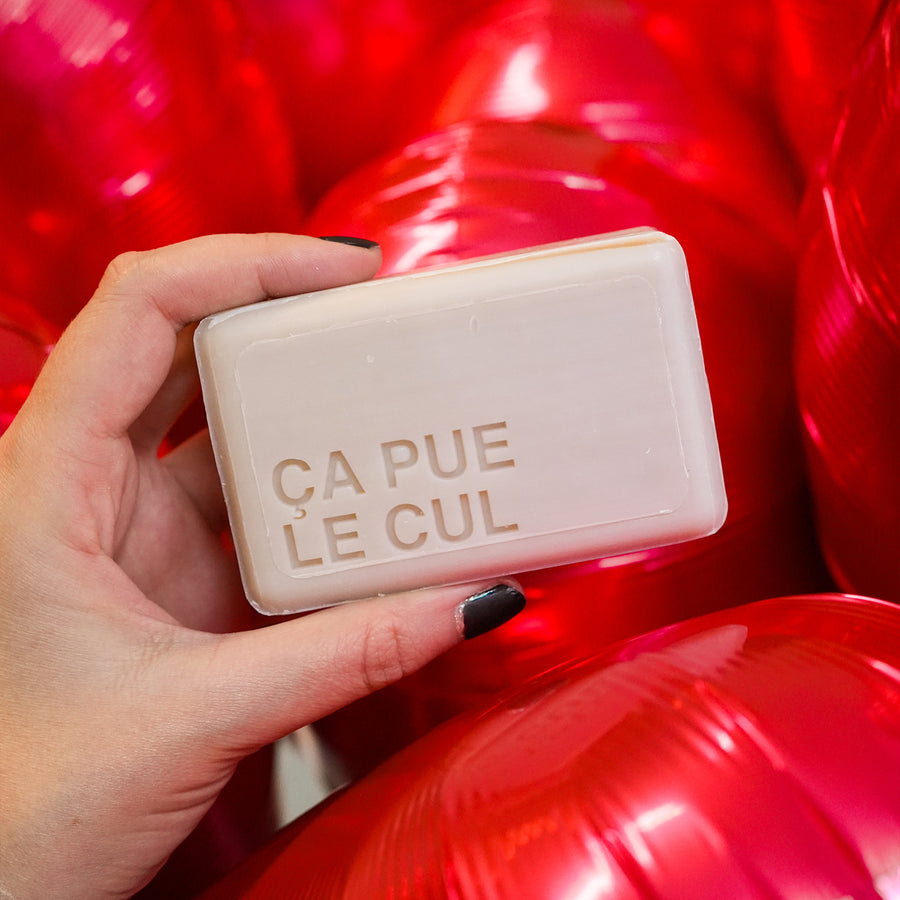 Savon humoristique avec message amusant sur fond clair