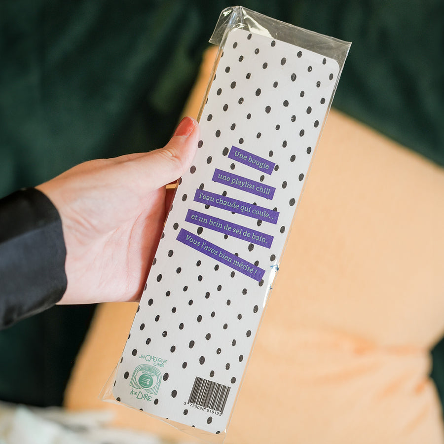 Tube de sel de bain avec étiquette élégante et bouchon doré.