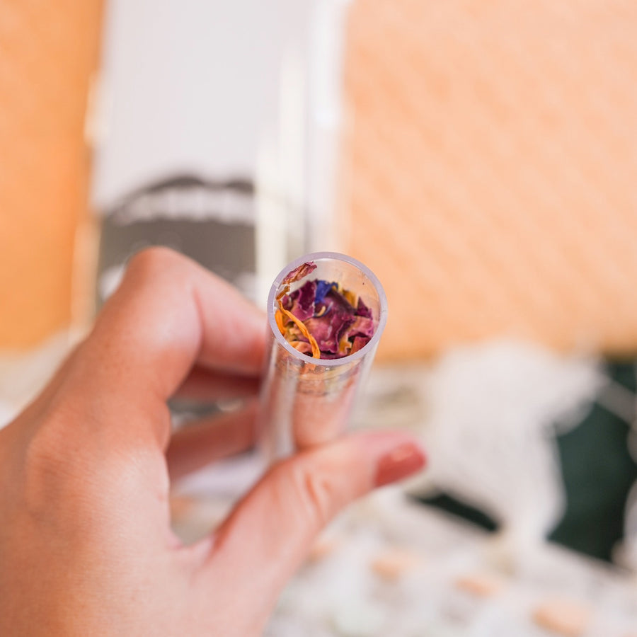 Tube de sel de bain avec étiquette élégante sur fond clair.