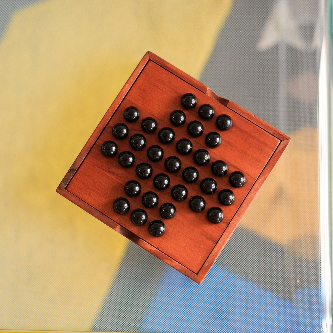 Jeu de solitaire en bois avec billes de verre brillantes