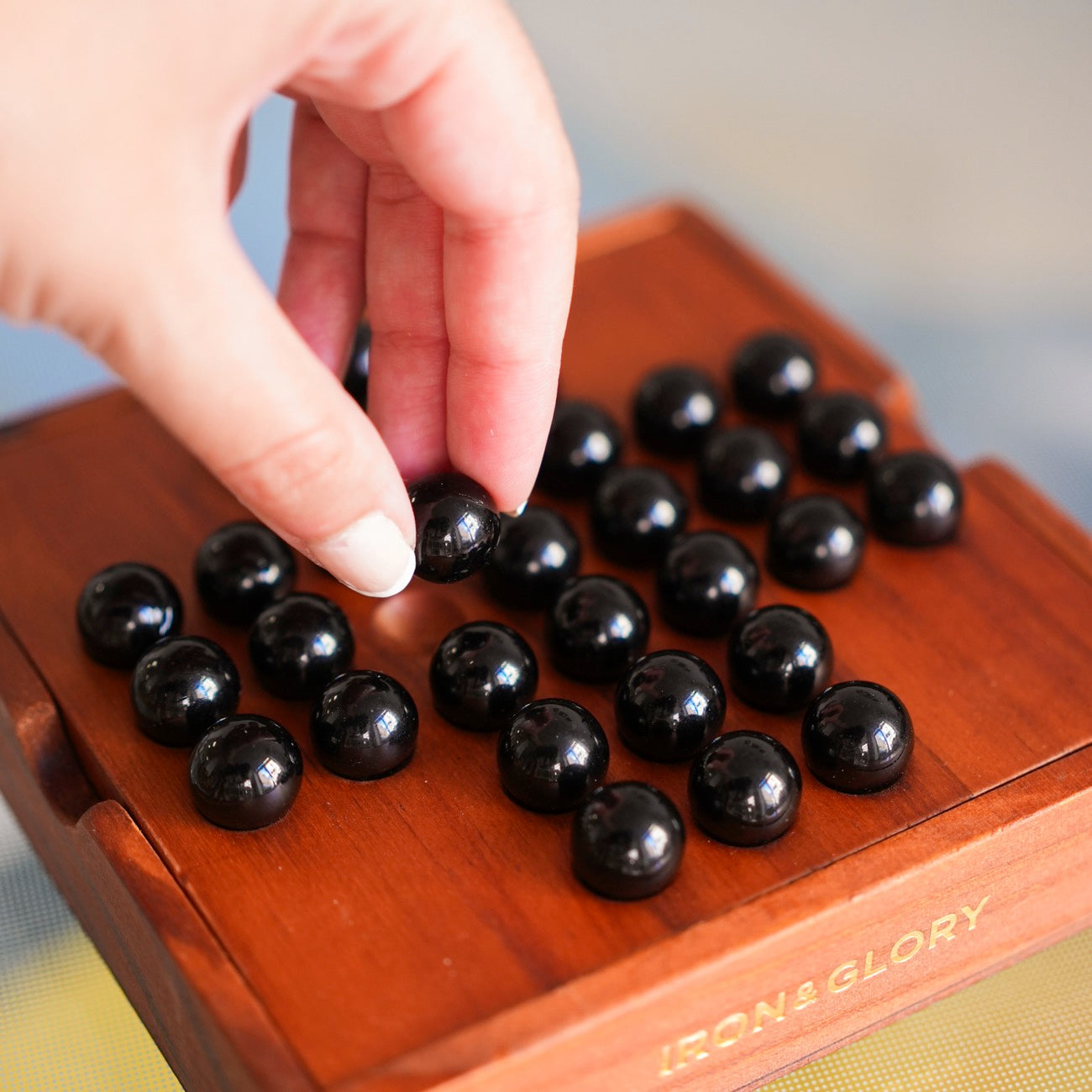 Jeu de solitaire en bois avec billes de verre brillantes