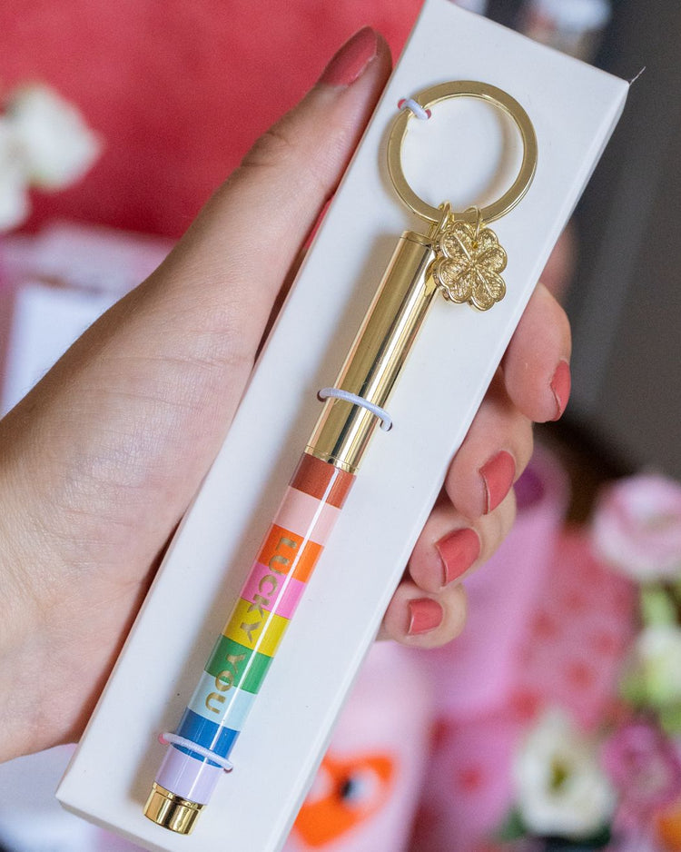 Porte-clé avec stylo rayé et mini trèfle doré