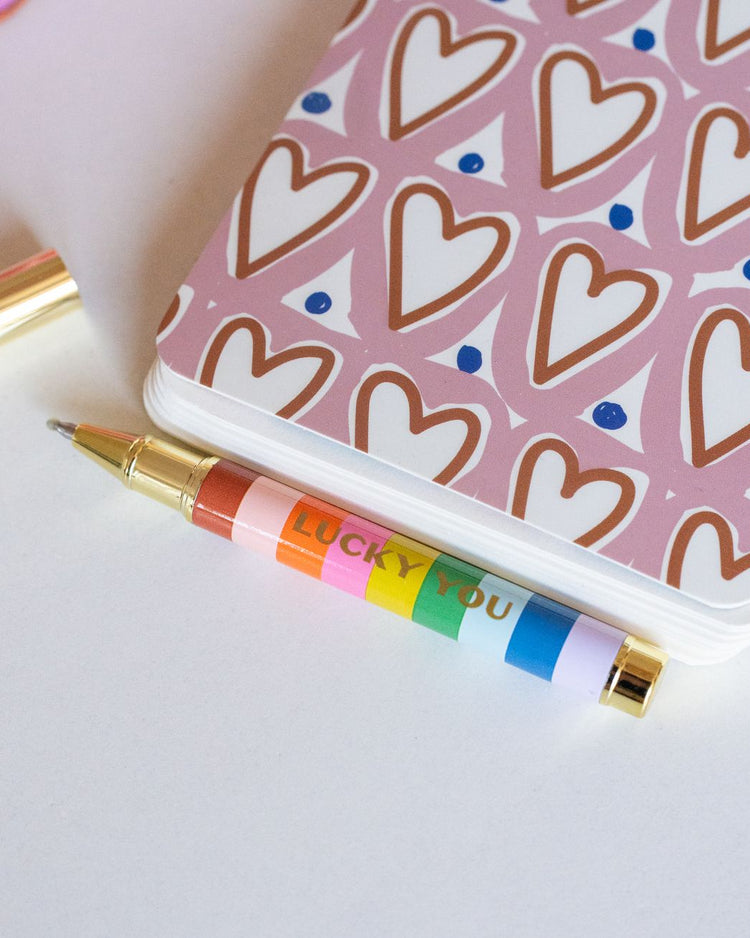 Porte-clé avec stylo rayé et mini trèfle doré