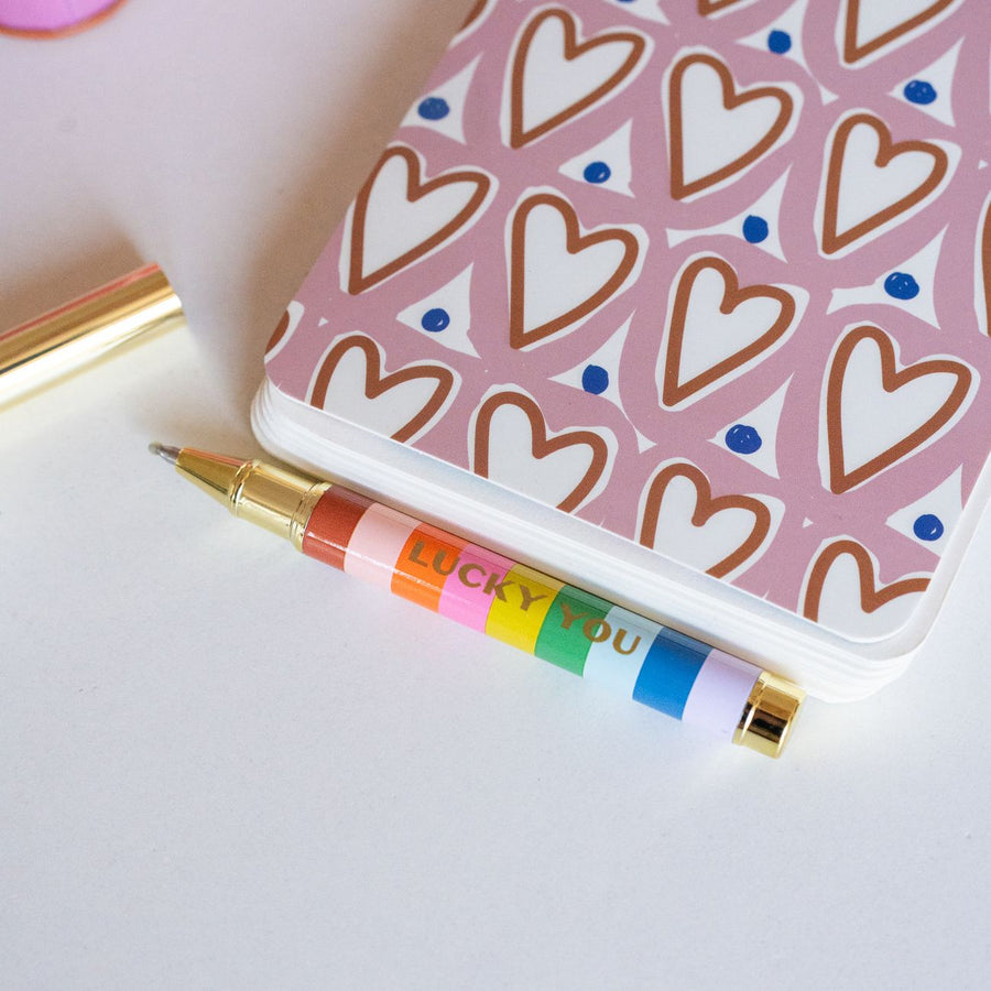 Porte-clé avec stylo rayé et mini trèfle doré