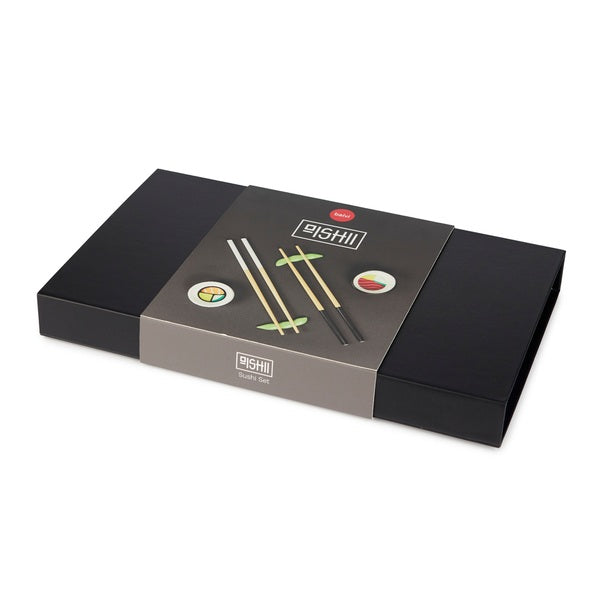 Set de sushi avec bols en forme de makis et repose-baguettes edamames.