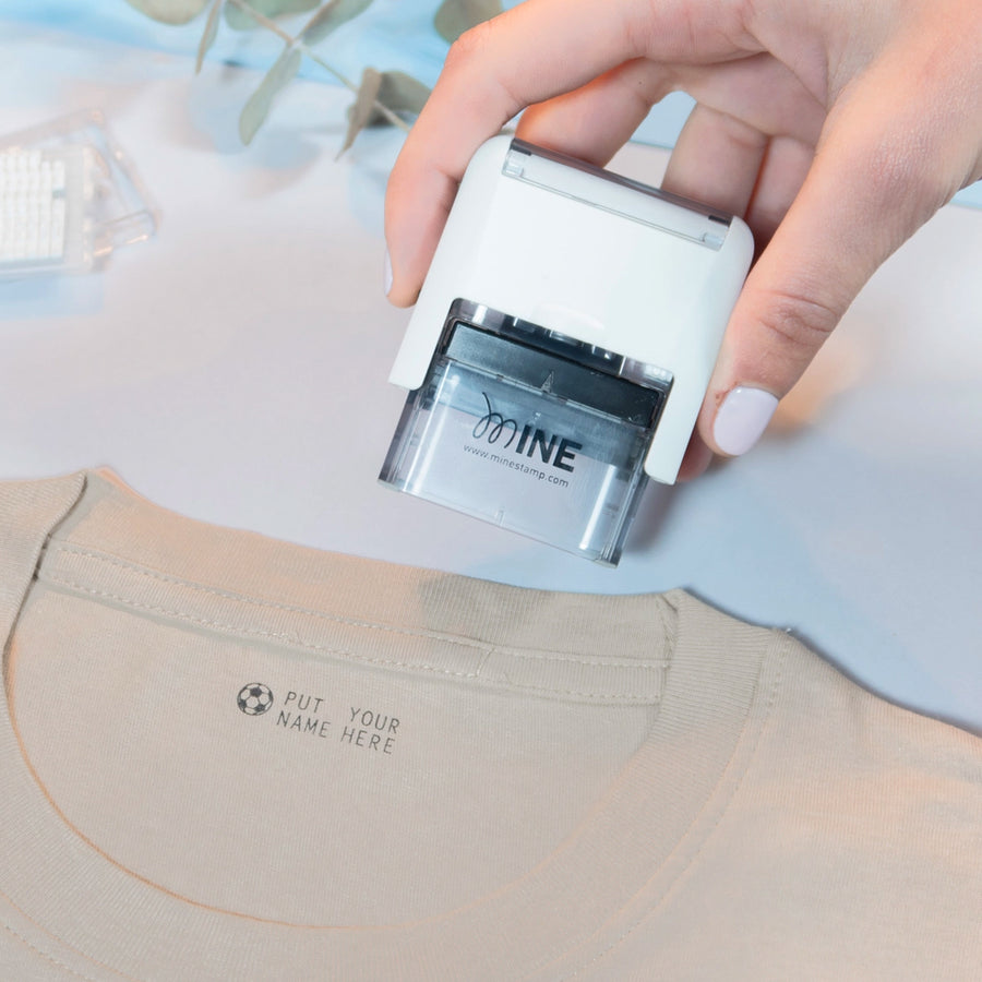 Tampon marqueur textile avec encre visible sur un tissu