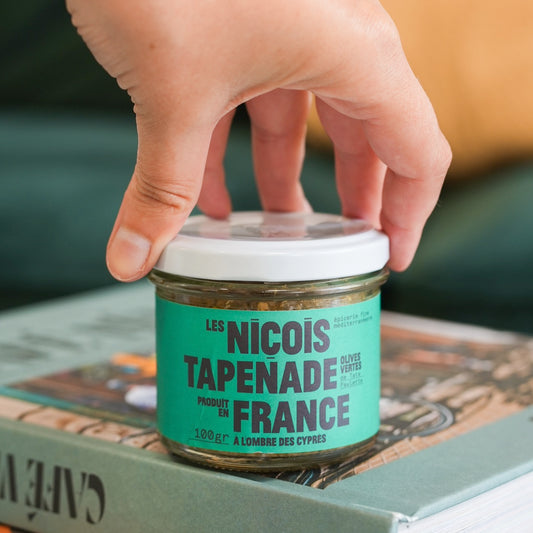 Pot de tapenade verte avec olives et texture onctueuse