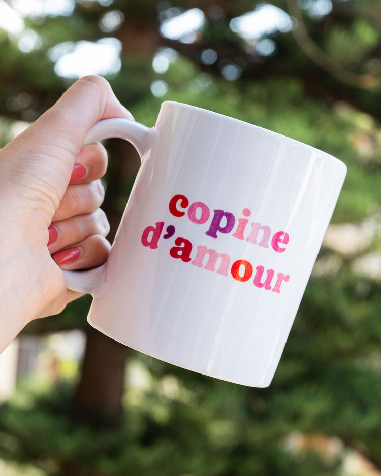 Mug 'Copine d'amour' avec motif cœur sur fond blanc