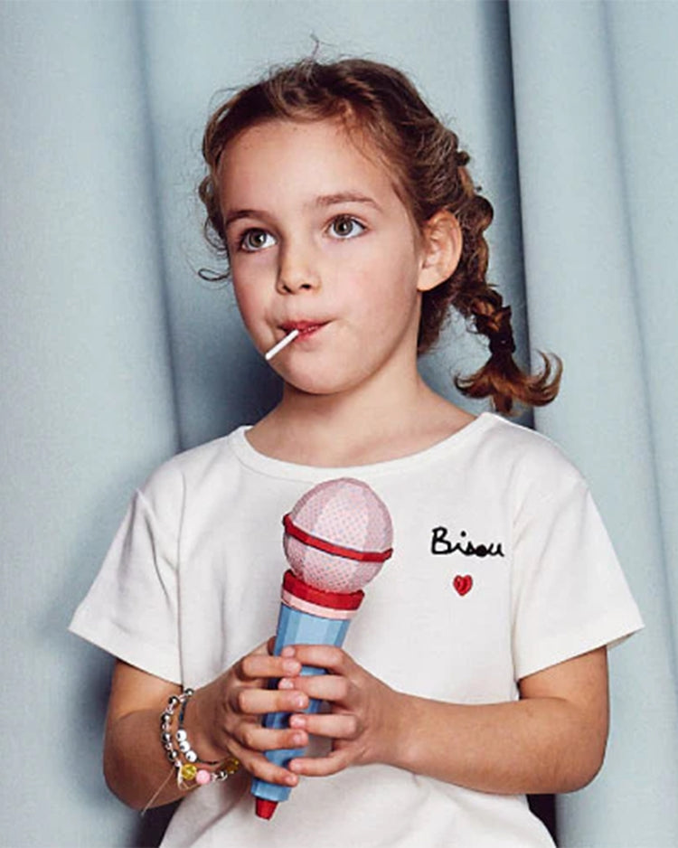 T-shirt enfant brodé 'bisou' avec un design mignon.