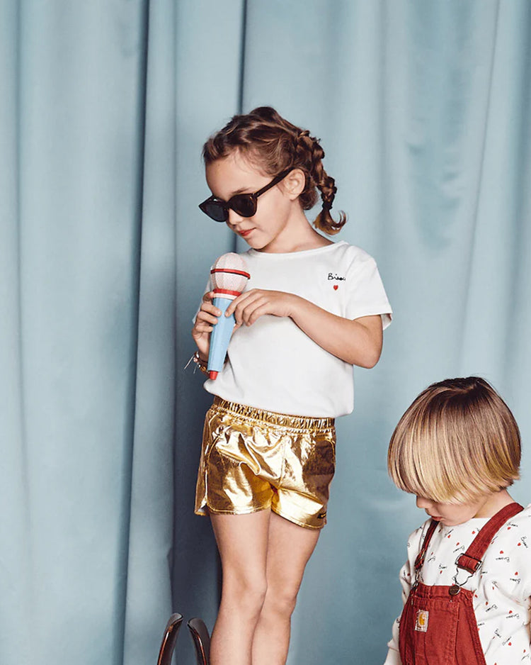 T-shirt enfant brodé 'bisou' avec un design mignon.