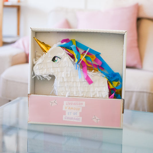 Piñata personnalisée avec motifs colorés et détails festifs.