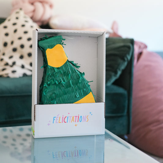 Piñata personnalisée avec motifs colorés et détails festifs.