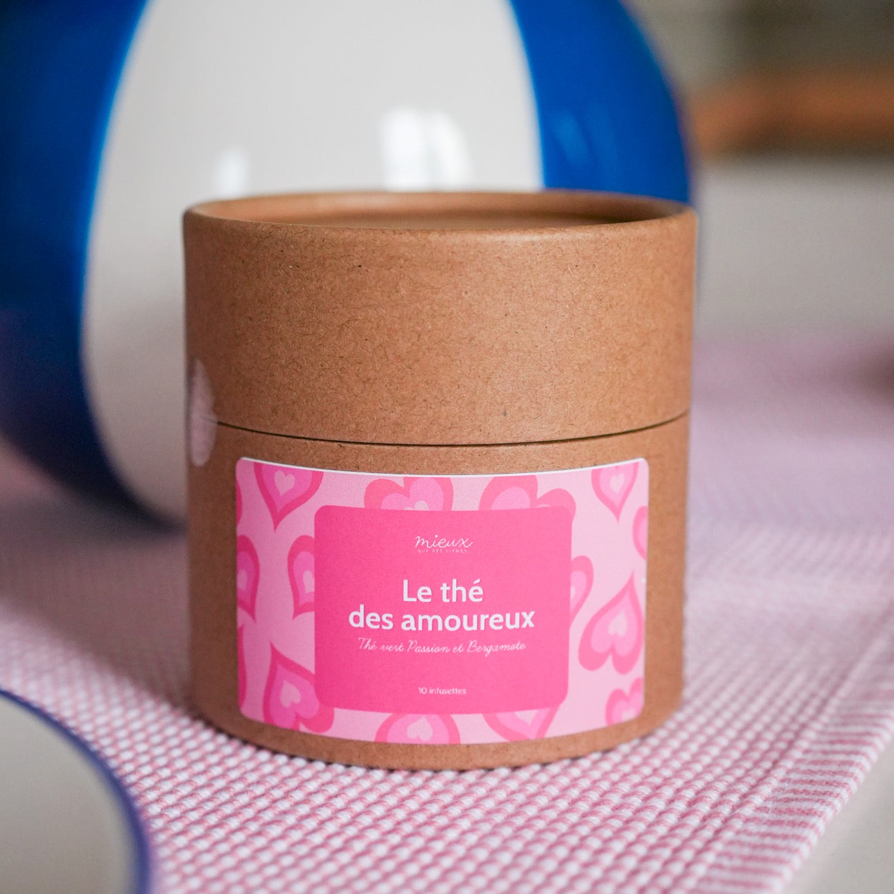 Boîte de thé avec motif floral romantique en gros plan