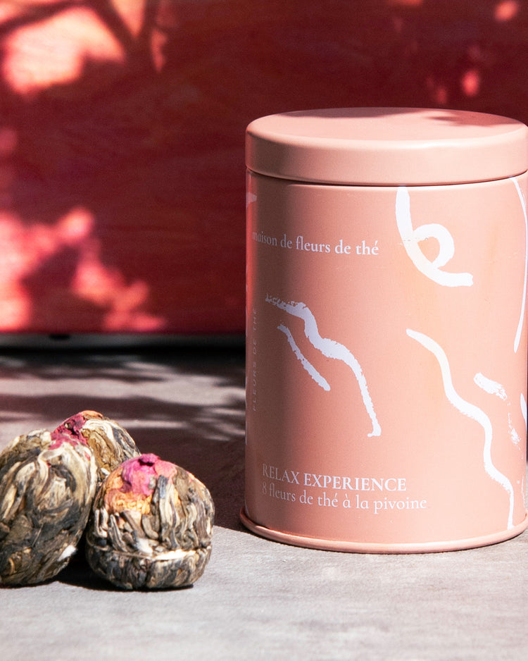 Fleur de thé de pivoine éclose dans une tasse transparente