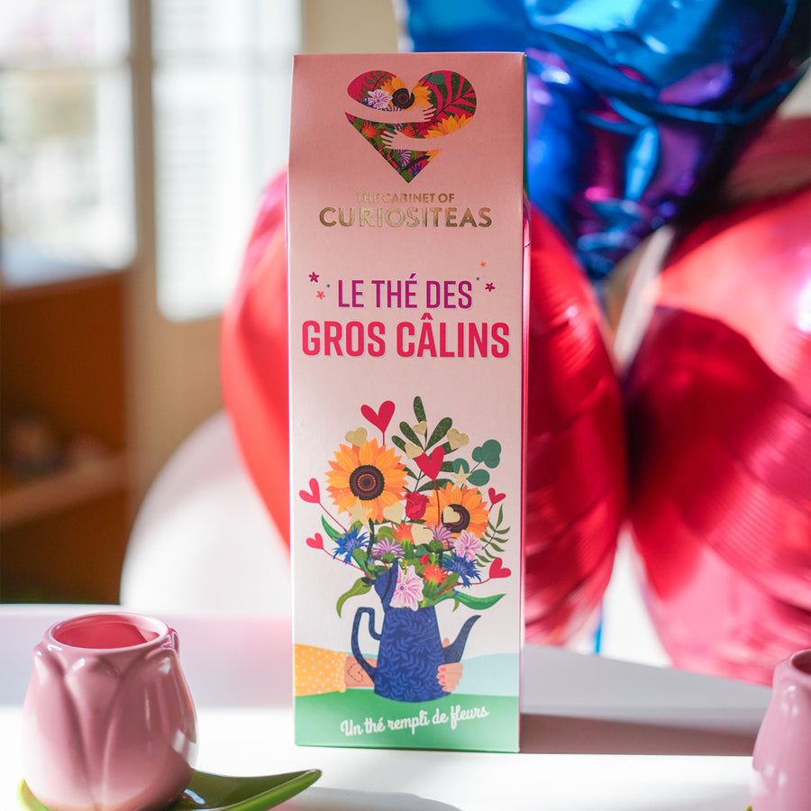 Tasse de thé avec motif doux sur fond clair