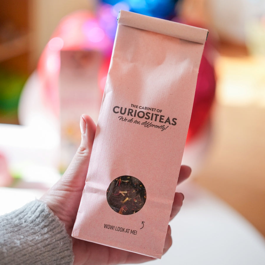 Tasse de thé avec motif doux sur fond clair