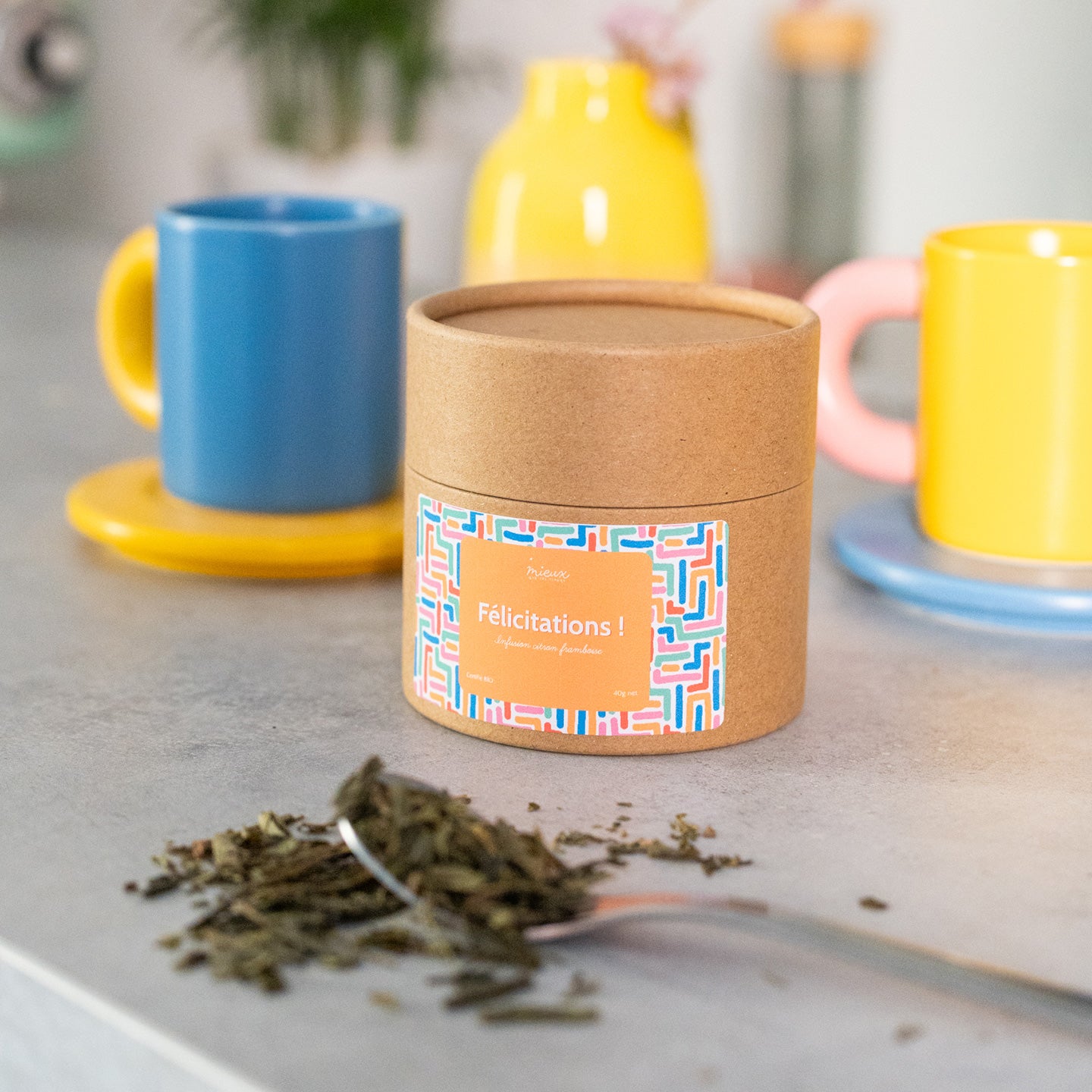Boîte de thé avec message, vue de face et étiquette colorée.